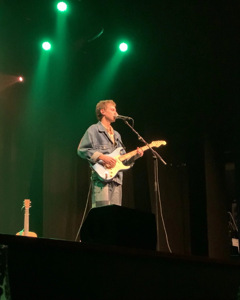En countrysanger der står og spiller livekoncert på Radar